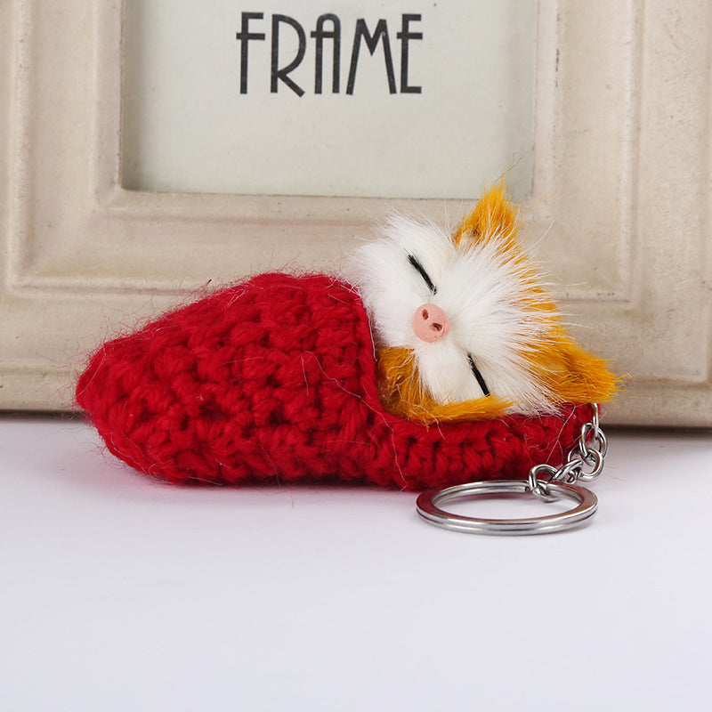 Niedlicher Schlüsselanhänger mit schlafendem Kätzchen